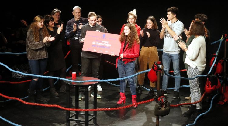 Els alumnes de l'escola La Salle que han ideat 'L'alvocat', rebent el premi del primer torneig de dramatúrgia per a instituts. ACN