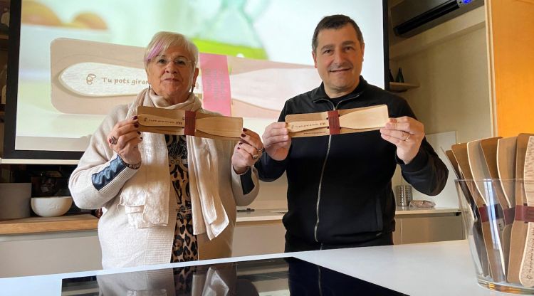 La president de la fundació Oncolliga, Lluïsa Ferrer, i el cuiner Joan Roca durant la presentació de la campanya. ACN