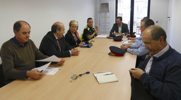 Un moment de la reunió entre els Mossos d'Esquadra, Renfe i l'Ajuntament de Blanes. ACN