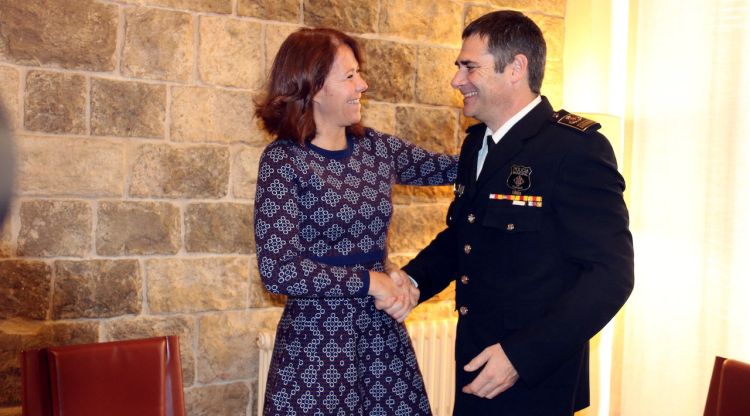 L'alcaldessa de Girona, Marta Madrenas, i l'intendent de la Policia Municipal, Joan Jou, en el moment de la presa de possessió del càrrec. ACN