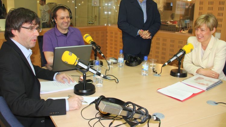 Carles Puigdemont (esquerra) i Pia Bosch als estudis de Ràdio Girona © ACN