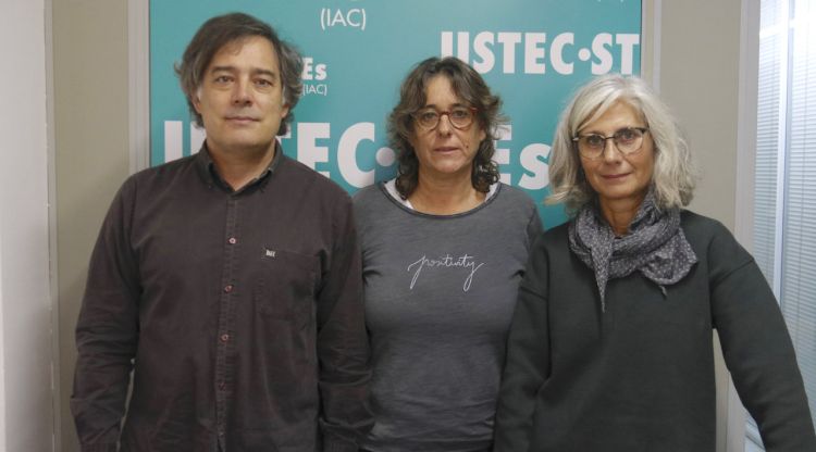 El portaveu d'USTEC-STEs a les comarques gironines, Xavier Díez, i de les representants del personal laboral de suport, Sílvia Cadaner i Carme Pujol. ACN