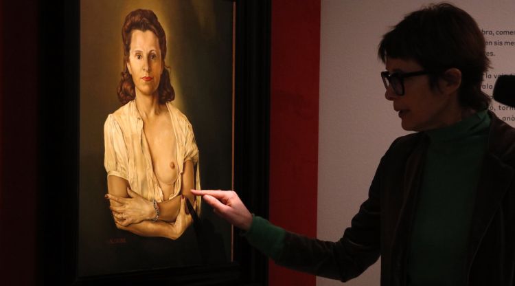 La directora del Museu Dalí de Figueres, Monste Aguer, assenyala un detall de 'Galarina'. ACN