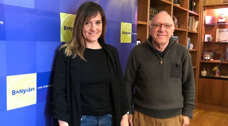 La regidora de Benestar Social, Ester Busquets, i l’historiador, Jordi Galofré