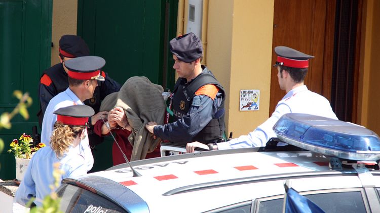 Juan Tirado en un moment de la inspecció a casa la víctima (arxiu)