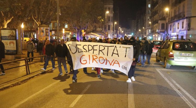 El grup de manifestants tallant el carrer de Barcelona durant l'acció reivindicativa. ACN