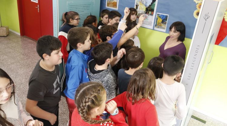 Nens de 5è de l'escola de Taialà de Girona aixecant la mà davant la tècnica d'Igualtat. ACN