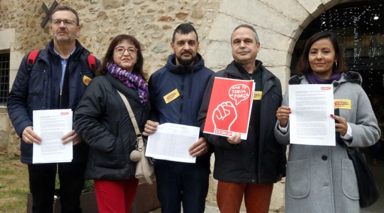 Els representants de CCOO davant el centre cívic 'Can Ninetes' del barri de Santa Eugènia de Girona. ACN
