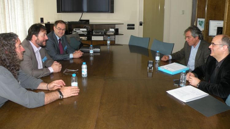Un moment de la reunió entre membres de Televisió de Catalunya i els alcalde afectats © AG