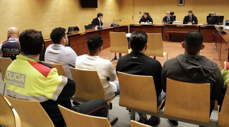 D'esquenes, els quatre acusats d'agredir sexualment una noia durant una baralla a Girona. ACN