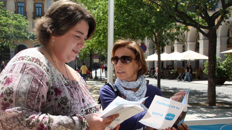 La candidata del PPC a Girona, Concepció Veray, ii la número dos de la llista, Cuca Mascort © ACN
