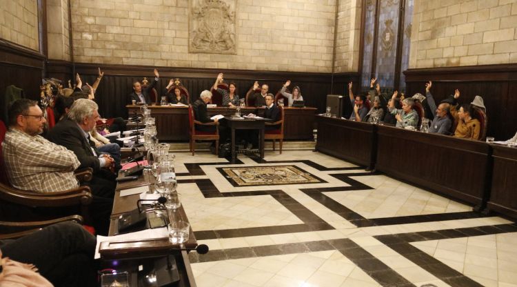 Moment de la votació dels pressupostos de l'Ajuntament de Girona on JxCat i Guanyem Girona alcen la mà per donar-hi suport. ACN