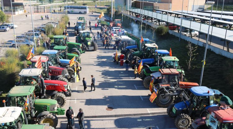 Alguns dels tractors després d'arribar a la presó. ACN