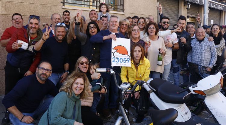 Clients del bar de Palamós (Baix Empordà) celebrant el cinquè premi de la grossa de Nadal. ACN