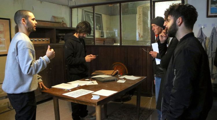 Personal i actors que participaran a l'experiència ambientada al Portbou del 1940. ACN