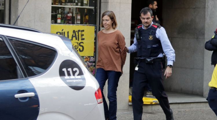 Els Mossos d'Esquadra s'emporten emmanillada la dona que ha confessat que ha ofegat la filla a la banyera. ACN