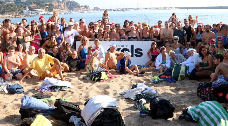 Foto de famíliia dels participants a la primera nedada de l'any a Sant Feliu de Guíxols. ACN