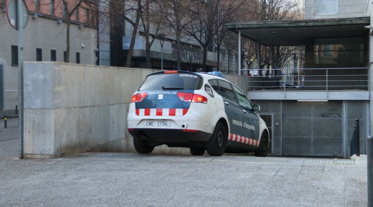 El vehicle policial que ha traslladat la dona detinguda fins als jutjats de Girona. ACN