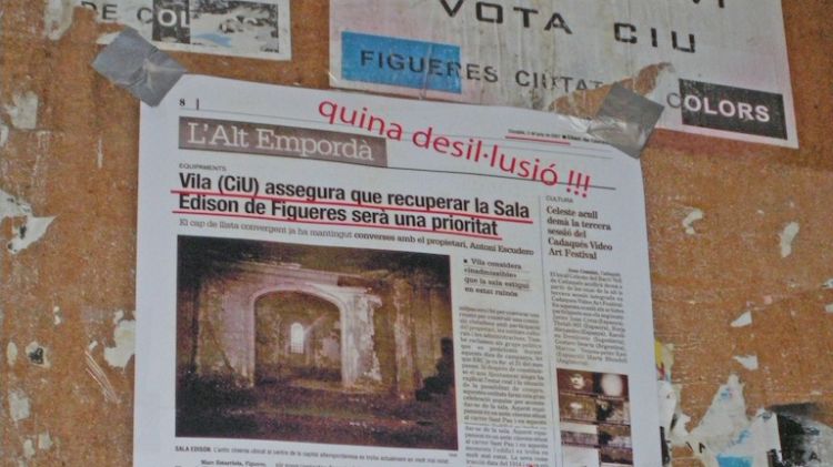 Els cartells penjats per Figueres són una reproducció de la notícia del 2007 amb el lema damunt © AG