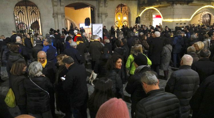 Alguns dels assistents a la concentració a la plaça del Vi en contra de la inhabilitació de Quim Torra, ahir a la tarda. ACN