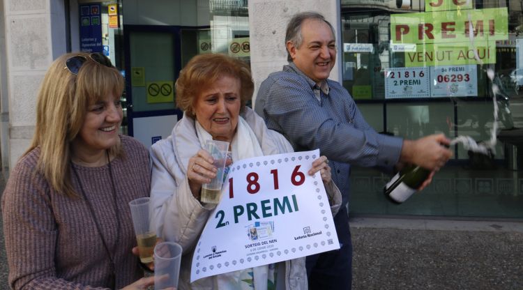 Els treballadors de l'adminstració de lotereia Sagarrull de Girona celebrant que han donat un segon premi. ACN