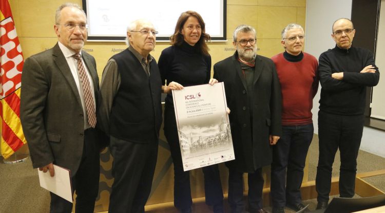 Els organitzadors del 4t Congrés Internacional de Ciència i Literatura amb l'alcaldessa de Girona, Marta Madrenas. ACN
