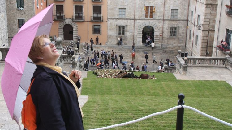 Una visitant mira el cel amb l'esperança de veure-hi una escletxa de sol © ACN