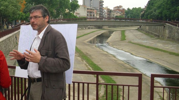Miquel Poch davant el riu Onyar ahir al matí durant la presentació de la proposta © AG