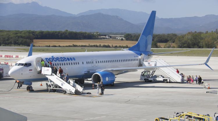 Un avió de Pobeda Airlines aparcat a les pistes de l'Aeroport Girona-Costa Brava. ACN