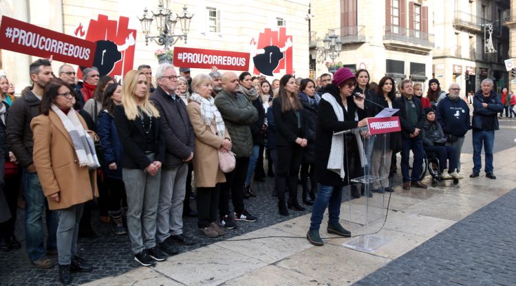 Un moment de l'acte de la plataforma 'Prou Correbous' a la plaça Sant Jaume. ACN