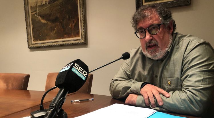 L'alcalde de la Vall d'en Bas, Lluís Amat, en una compareixença de premsa