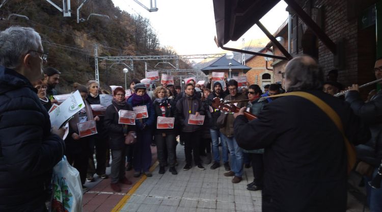 Manifestació reclamant que no retirin els treballadors de l'estació de Ribes