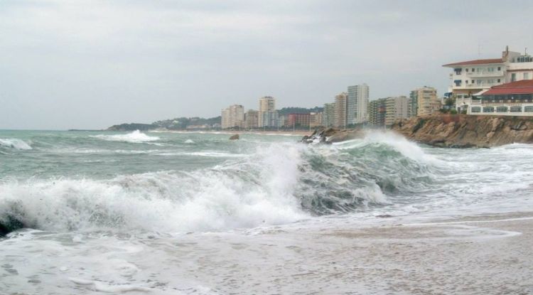 Les onades superiors a quatre metres, castigant la costa de Platja d'Aro, aquest matí. AVPC Platja d'Aro
