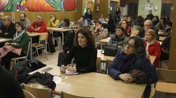 Pares i representants d'entitats i sindicats participant en l'assemblea oberta per evitar el tancament de línies de P3. ACN