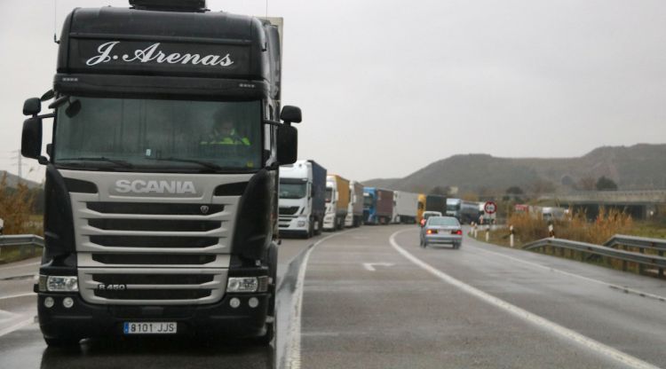 Diversos camions aturats a la N-II a causa del temporal amb el carril de tornada buit a causa de les restriccions de trànsit. ACN