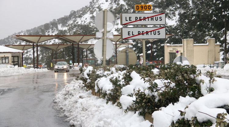 La frontera entre França i Espanya des del Pertús amb neu i un cotxe circulant-hi aquest matí. ACN