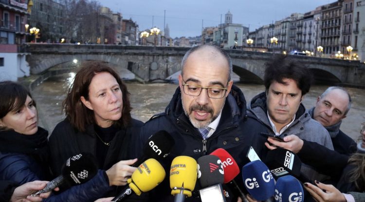 El conseller d'Interior Miquel Buch atenent els mitjans a Girona. ACN
