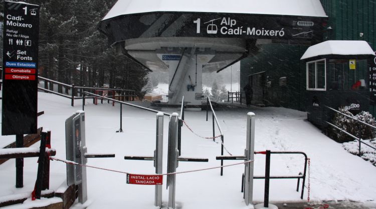 Accés al telecabina de l'estació de La Molina (Cerdanya) on es veu un cadenat amb un cartell que indica que està fora de servei. ACN