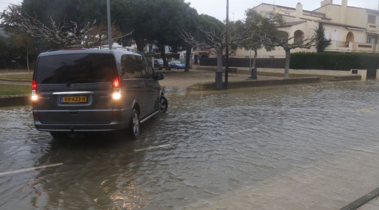 Una furgoneta fa mitja volta en un carrer inundat a l'Estartit (Baix Empordà). ACN