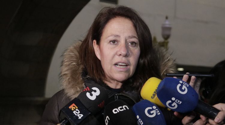 Marta Madrenas atentent els mitjans ahir al matí. ACN