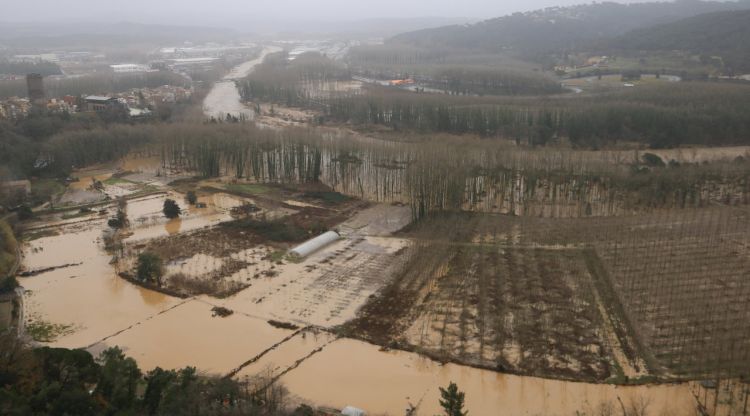 El municipi d'Hostalric des del castell del municipi amb diversos camps i horts inundats. ACN