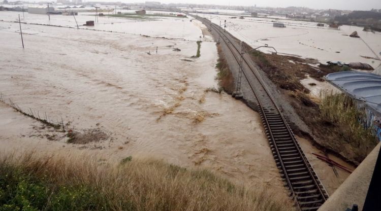 Les vies del tren destrossades entre Malgrat i Blanes pel pas de la Tordera, que s'ha desbordat. ACN