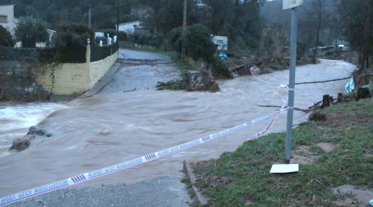 Un dels ponts d'accés a la urbanització Riuclar totalment arrancat per una riuada. ACN