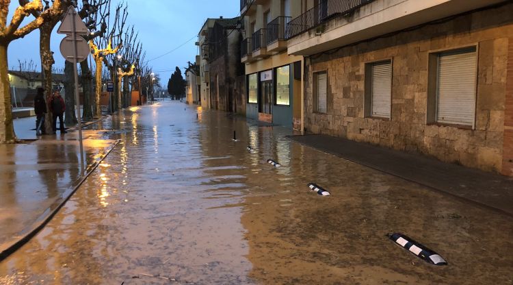 Un carrer desallotjat per la inundació que ha provocat el desbordament del Fluvià. Tramuntana TV