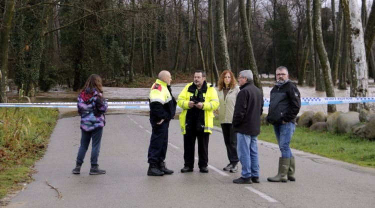 Mossos, Policia Local i l'alcaldessa vigilant el cabal del Ter al seu pas per Anglès. ACN