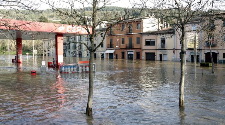 L'aigua del Ter inundant baixos i la benzinera del Pont Major a Girona. ACN