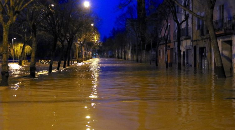 El carrer de Pedret totalment inundat a causa del desbordament del riu Ter. ACN