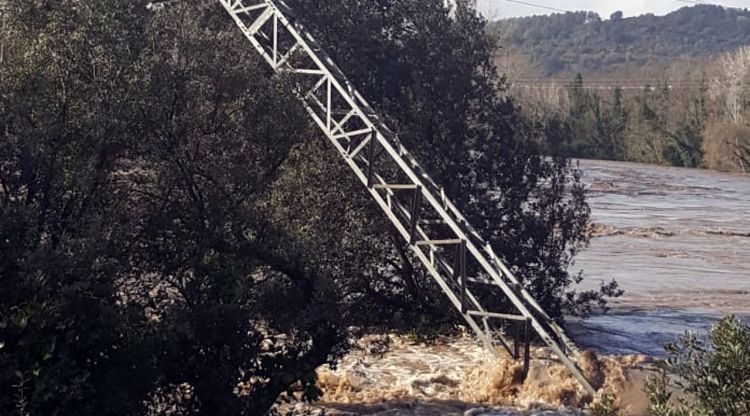 Una torre elèctrica al riu Ter afectada pel temporal Gloria (arxiu)