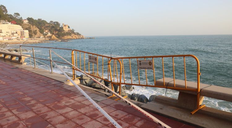 Alguns desperfectes pel temporal al passeig marítim de Lloret de Mar. ACN