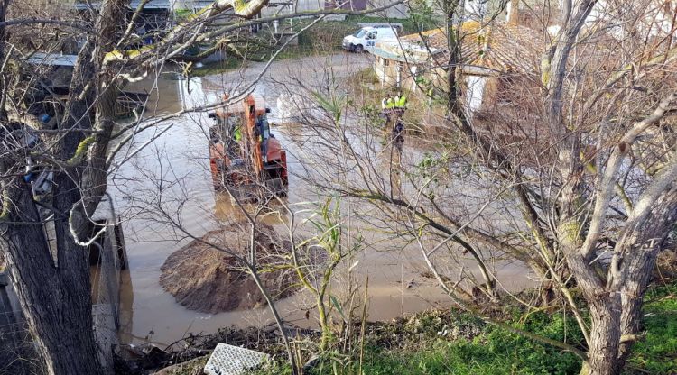 Màquines treballant a Torroella de Montgrí per restablir el subministrament d'aigua, ahir